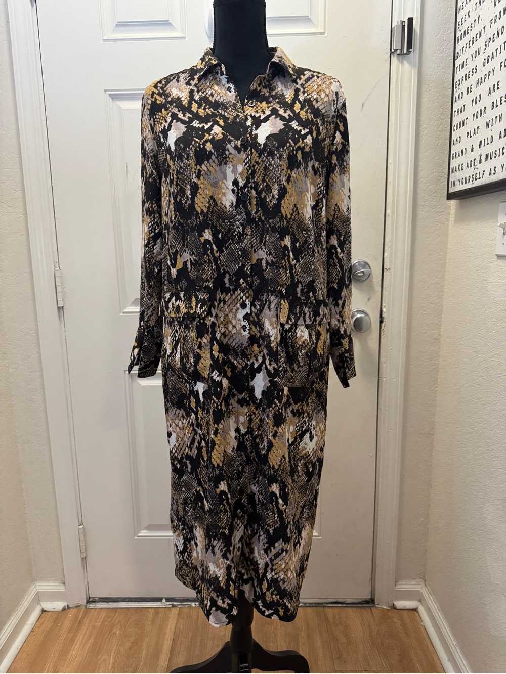 Jennifer Lopez Snake-Print Midi Shirt Dress in Black, Gold and White 0544